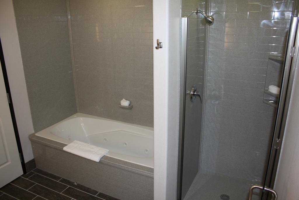 The Heritage Inn & Suites, Ascend Hotel Collection Garden City Exteriör bild